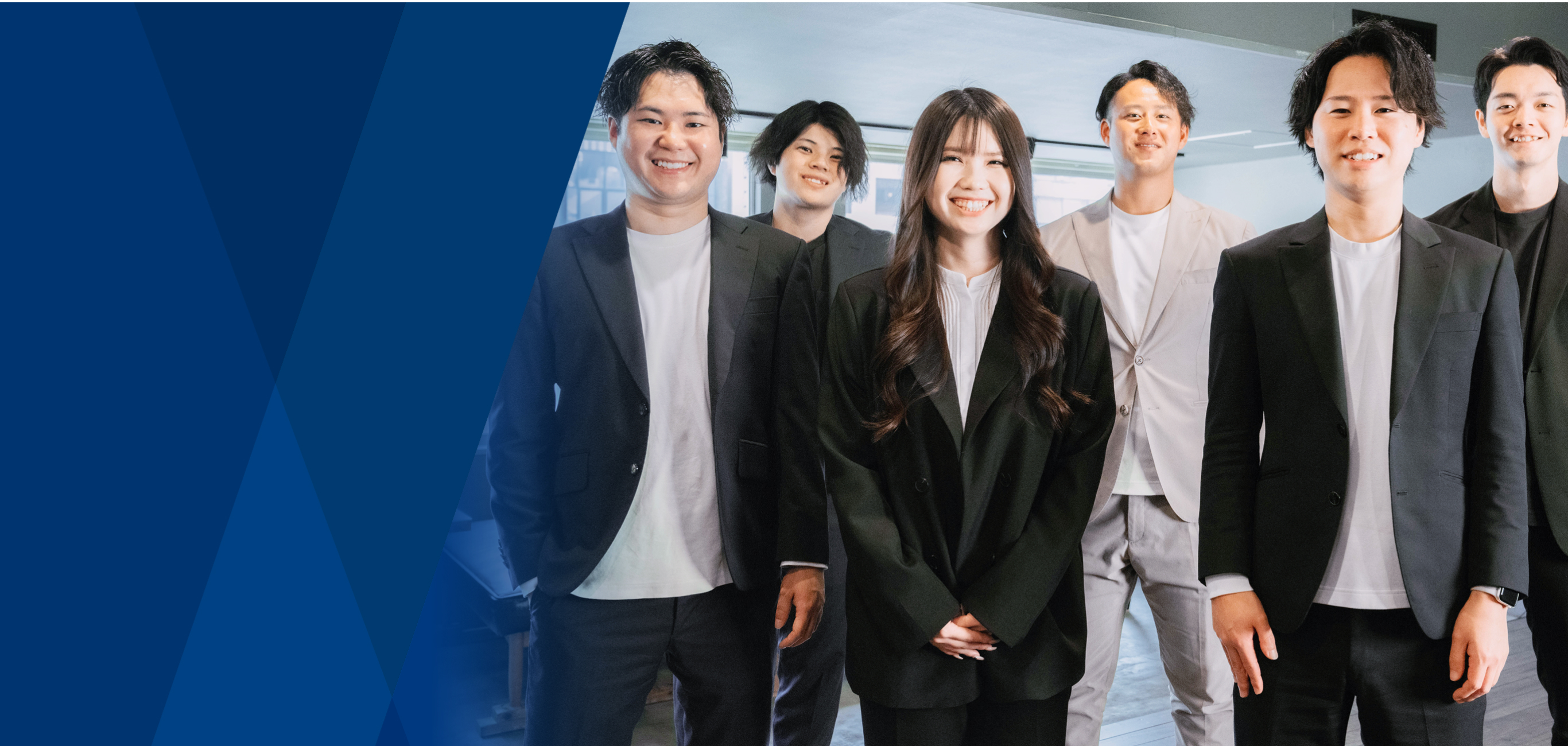 オフィスに並ぶ株式会社Remindの社員
