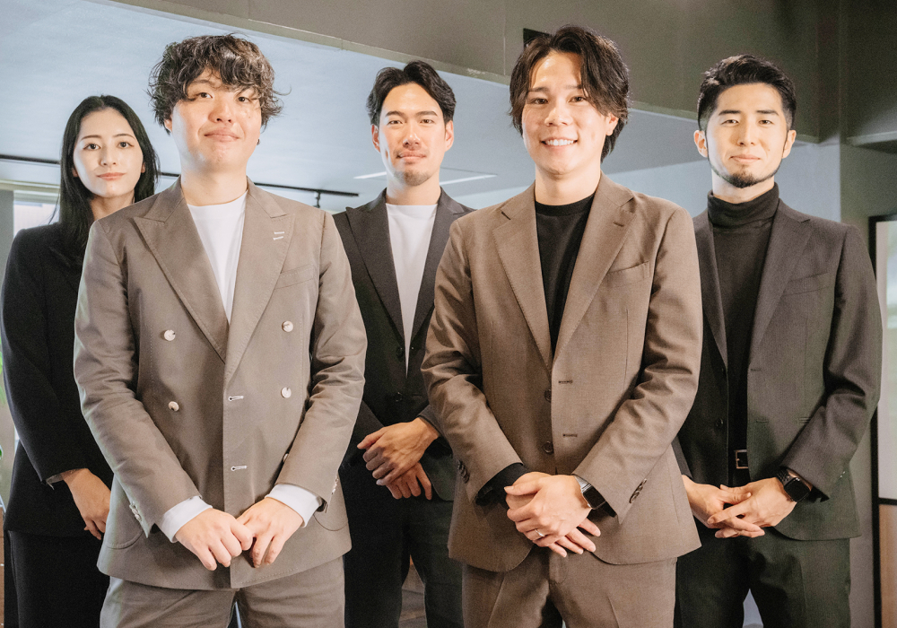 並んで立つ社員