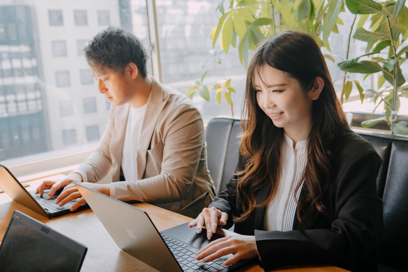 同じ画面を見ながら教え合う株式会社Remindのメンバー