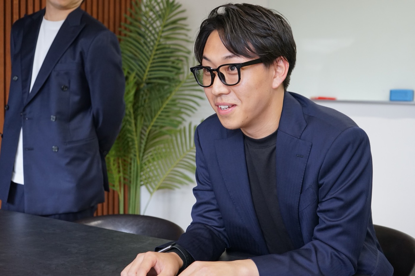 オフィスのテーブルで話す株式会社Remindのメンバー