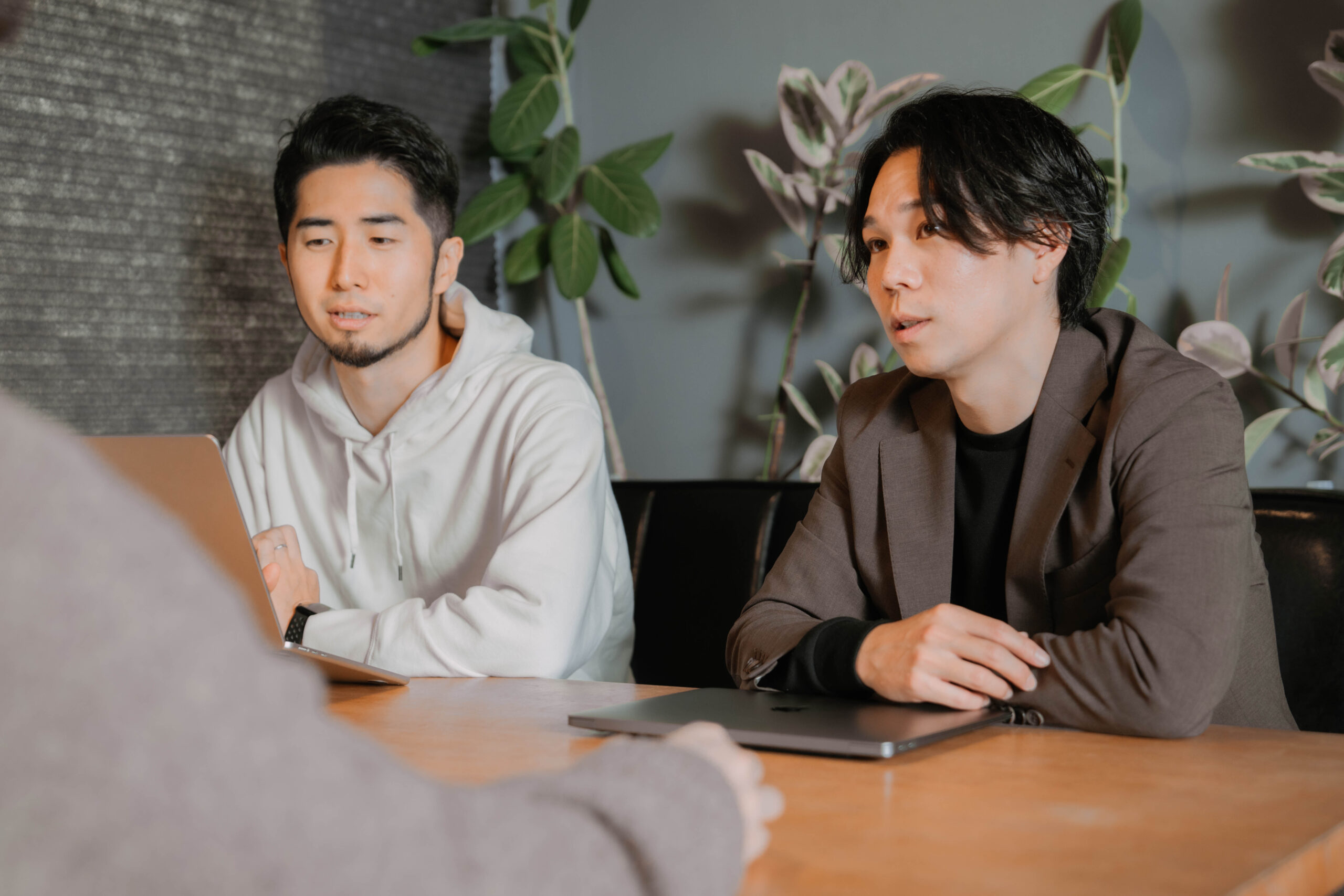 軽作業の仕事探し、迷っていませんか？「派遣」と「紹介」を徹底比較！あなたに最適な働き方を見つける秘訣